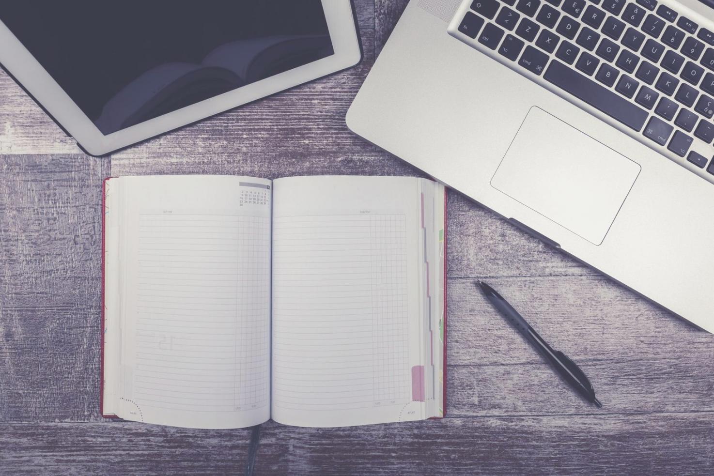 Unternehmer arbeitet an Finanzunterlagen und Laptop